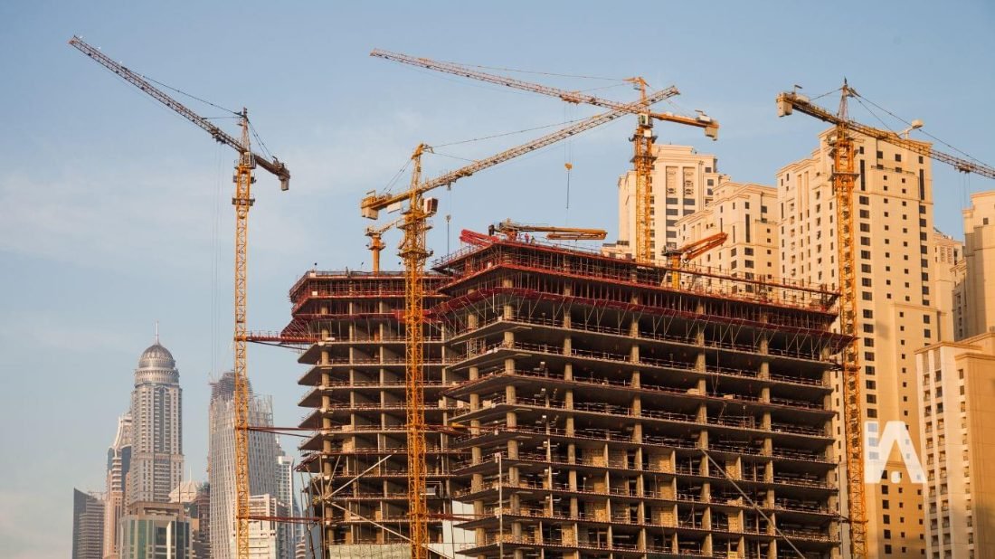 Obra de edifício em construção com gruas — vistoria de vizinhança e qualidade de obra para construtoras